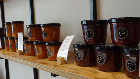 Des confitures maison en complément de gamme, élaborées avec des fruits devenus invendables. © B. Lafeuille